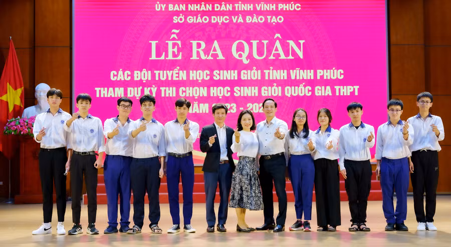 Yến Nhi (thứ 5 từ phải sang) cùng các thầy cô và học sinh giỏi đội tuyển Toán tỉnh Vĩnh Phúc.
