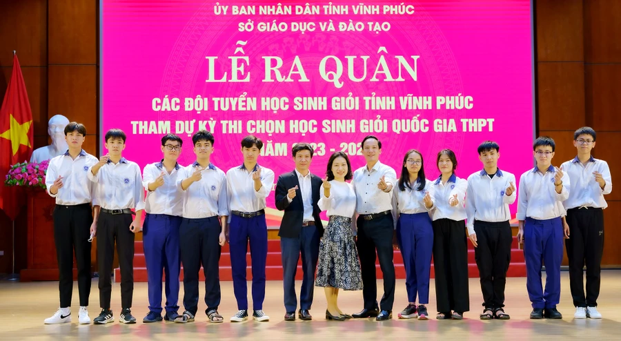 Yến Nhi (thứ 5 từ phải sang) cùng các thầy cô và học sinh giỏi đội tuyển Toán tỉnh Vĩnh Phúc.