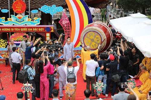 Trong niềm hân hoan đón mùa lễ hội mới 2019, Thượng tọa Thích Minh Hiền, trụ trì Chùa Hương đánh trống khai hội Chùa Hương Xuân Kỷ Hợi 2019, đồng thời dâng hương cầu Phật một năm an lạc, “Quốc thái dân an” (Ảnh: Đăng Chung). Trong niềm hân hoan đón mùa lễ hội mới 2019, Thượng tọa Thích Minh Hiền, trụ trì Chùa Hương đánh trống khai hội Chùa Hương Xuân Kỷ Hợi 2019, đồng thời dâng hương cầu Phật một năm an lạc, “Quốc thái dân an” (Ảnh: Đăng Chung).