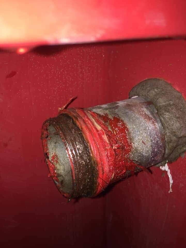 Nguyên nhân ban đầu được người dân cho hay là do đường ống nước cứu hỏa kém chất lượng, làm ẩu đã gây nên đứt, gẫy.