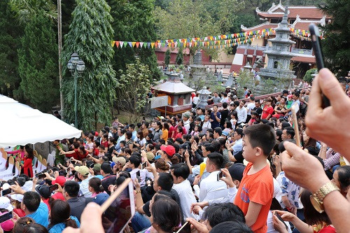 Hàng ngàn nhân dân địa phương và du khách thập phương về tham dự lễ khai hội (Ảnh: Đăng Chung). Hàng ngàn nhân dân địa phương và du khách thập phương về tham dự lễ khai hội (Ảnh: Đăng Chung).