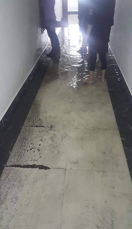 Nước ngập trên sảnh tầng 21 cao khoảng 15 -20 centimet và tràn vào các căn hộ khiến nguy cơ toàn bộ sàn gỗ của các hộ gia đình hư hỏng hết.