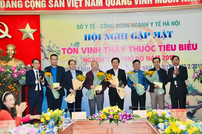 Lãnh đạo Sở Y tế và Công đoàn ngành Y tế Hà Nội tặng hoa tôn vinh các thầy thuốc tiêu biểu ngành Y tế Hà Nội năm 2019. Lãnh đạo Sở Y tế và Công đoàn ngành Y tế Hà Nội tặng hoa tôn vinh các thầy thuốc tiêu biểu ngành Y tế Hà Nội năm 2019.