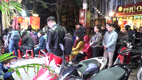 Nhân viên cửa hàng vàng liên tục nhắc nhở để khách hàng chuẩn bị sẵn tiền vào mua (Ảnh: Đăng Chung). Nhân viên cửa hàng vàng liên tục nhắc nhở để khách hàng chuẩn bị sẵn tiền vào mua (Ảnh: Đăng Chung).