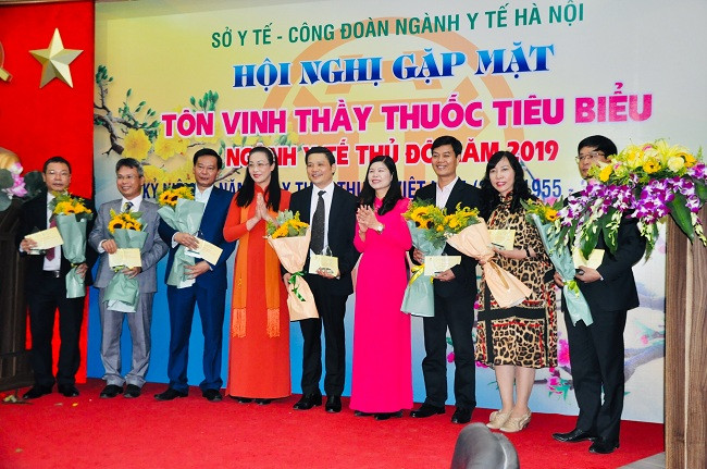 Tại hội nghị, ban tổ chức đã tặng quà tri ân các thầy thuốc tiêu biểu ngành y tế Hà Nội năm 2019.