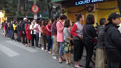 Đến khoảng 5h sáng nay, khu vực phố Trần Nhân Tông nhiều người dân xếp hàng đợi mua vàng (Ảnh: Đăng Chung). Đến khoảng 5h sáng nay, khu vực phố Trần Nhân Tông nhiều người dân xếp hàng đợi mua vàng (Ảnh: Đăng Chung).