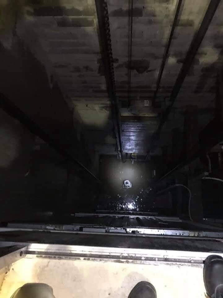 Hiện 4 thang máy vẫn còn tê liệt, chỉ duy nhất một thang máy chở hàng mới được khắc phục trở lại.