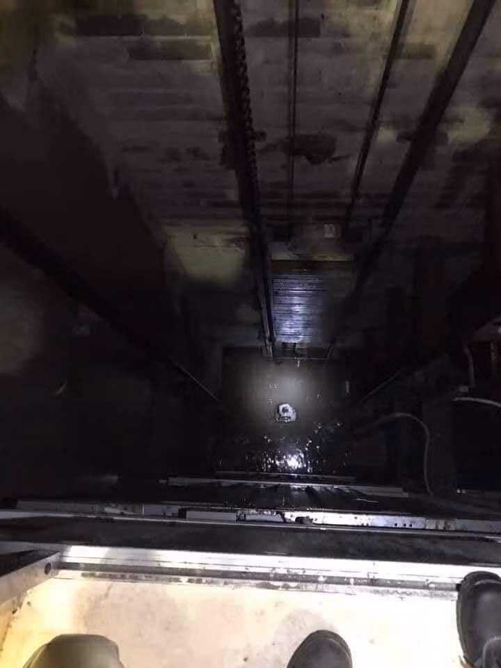 Hiện 4 thang máy vẫn còn tê liệt, chỉ duy nhất một thang máy chở hàng mới được khắc phục trở lại.