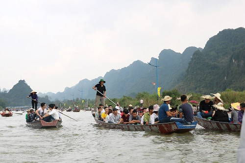 Từ mờ sáng nay (10/2/2019) đã có hàng ngàn du khách thập phương đi đò kéo nhau về tham dự lễ khai hội (Ảnh: Đăng Chung). Từ mờ sáng nay (10/2/2019) đã có hàng ngàn du khách thập phương đi đò kéo nhau về tham dự lễ khai hội (Ảnh: Đăng Chung).