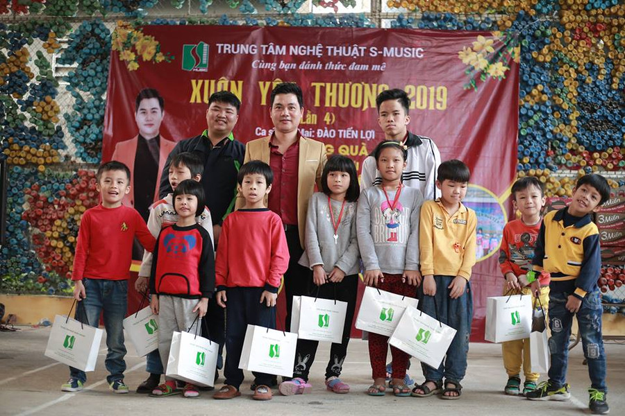 Ca sĩ Sao Mai Đào Tiến Lợi trao quà và chụp ảnh lưu niệm với các em nhỏ tại Trung tâm bảo trợ xã hội 3.