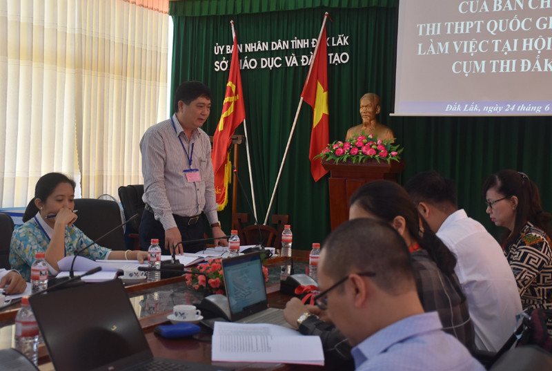 Ông Phạm Đăng Khoa – Giám đốc Sở GD&ĐT Đắk Lắk chia sẻ thông tin với đoàn công tác Ông Phạm Đăng Khoa – Giám đốc Sở GD&ĐT Đắk Lắk chia sẻ thông tin với đoàn công tác