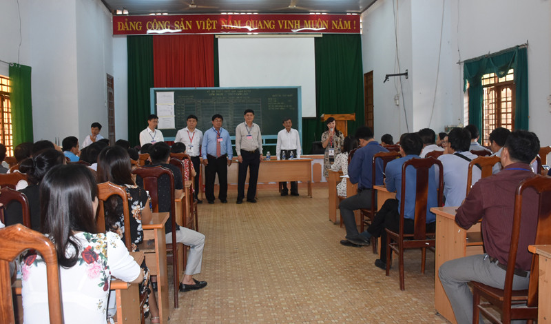 Đoàn công tác làm việc với các thành viên điểm thi Trường THPT Krông Ana (huyện Krông Ana) Đoàn công tác làm việc với các thành viên điểm thi Trường THPT Krông Ana (huyện Krông Ana)