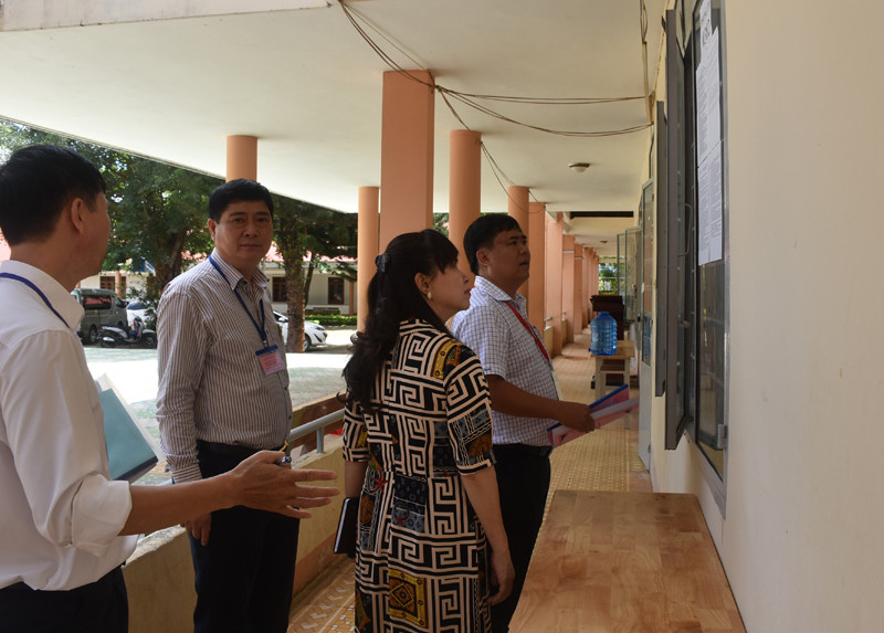 Đoàn khảo sát một số phòng thi tại điểm thi Trường THPT Krông Ana (huyện Krông Ana) Đoàn khảo sát một số phòng thi tại điểm thi Trường THPT Krông Ana (huyện Krông Ana)