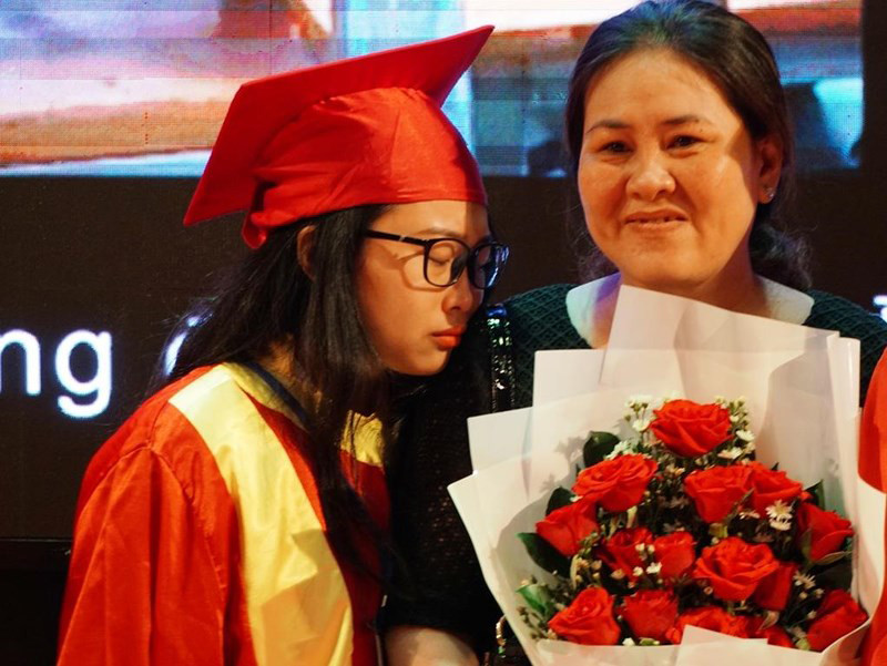 Một HS bày tỏ tỉnh cảm của mình với mẹ tại buổi lễ