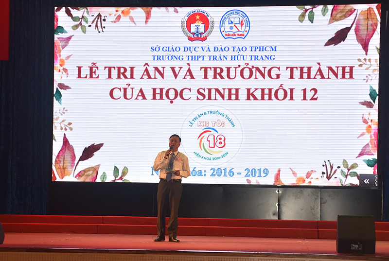 Thầy Võ Thiện Cang – Hiệu trưởng nhà trường bắt nhịp bài hát tại buổi lễ