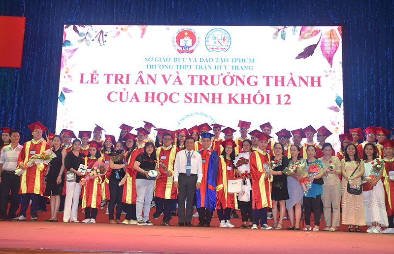 Lãnh đạo trường chụp ảnh lưu niệm cùng HS và phụ huynh các lớp