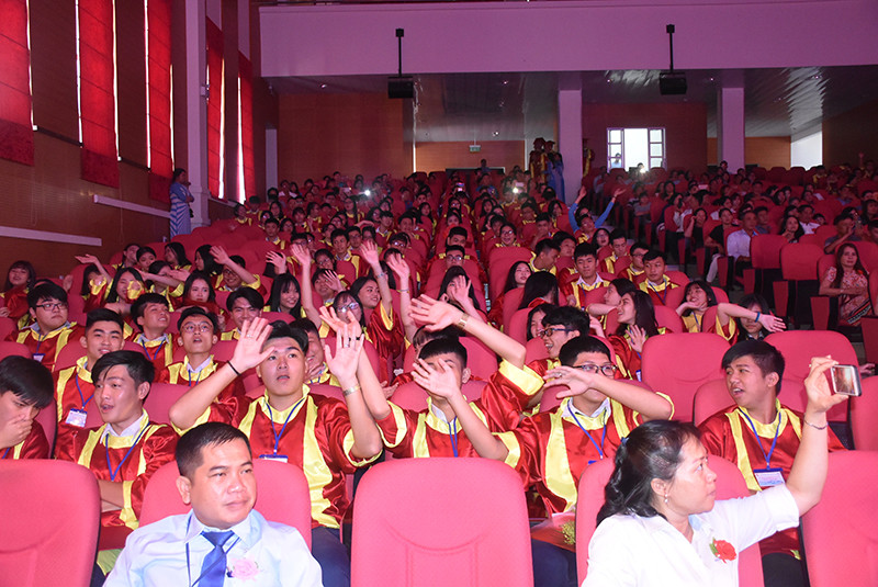 Nhiều HS khối 12 hưởng ứng cùng bài hát của các thầy cô