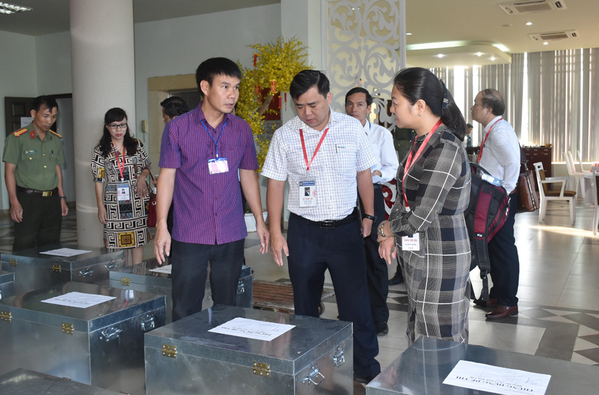 Các thành viên trong đoàn trao đổi với các thành viên làm công tác in sao đề Các thành viên trong đoàn trao đổi với các thành viên làm công tác in sao đề