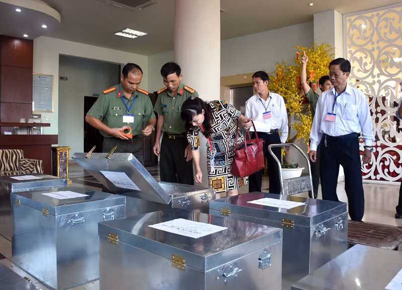 TS Nguyễn Thị Kim Phụng kiểm tra một thùng in sao đề thi