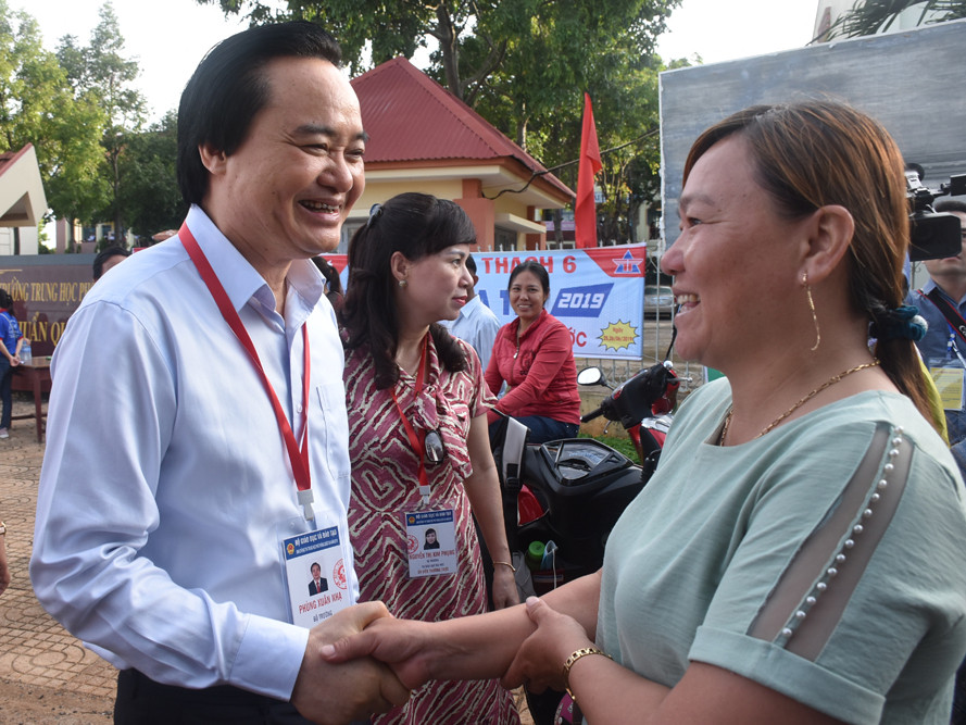 Trong khi chờ con thi môn Ngữ Văn, chị Phan Thị Ngọc vui mừng bắt tay Bộ trưởng Trong khi chờ con thi môn Ngữ Văn, chị Phan Thị Ngọc vui mừng bắt tay Bộ trưởng