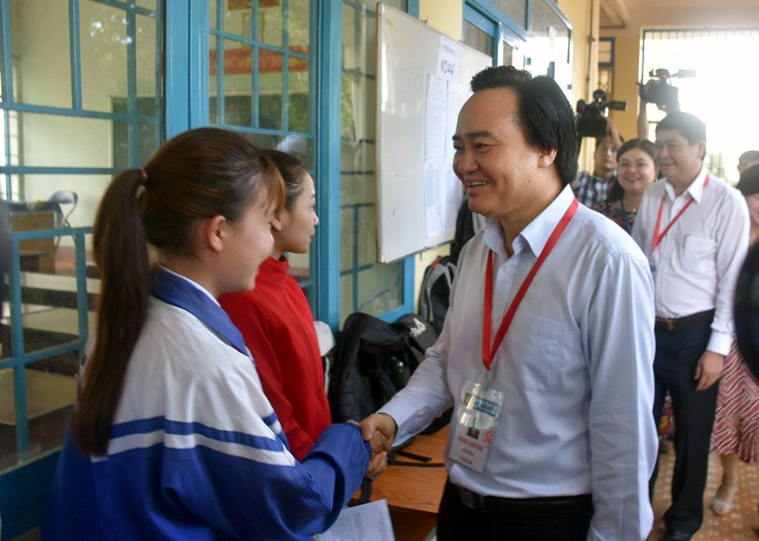 Bộ trưởng Phùng Xuân Nhạ động viên sĩ tử: Cố gắng tự tin làm bài tốt nhé Bộ trưởng Phùng Xuân Nhạ động viên sĩ tử: Cố gắng tự tin làm bài tốt nhé