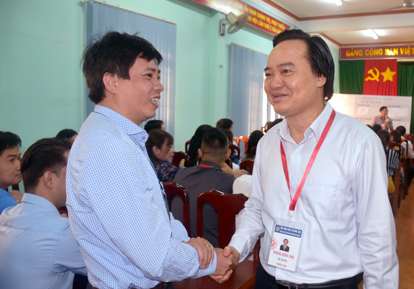 Bộ trưởng Phùng Xuân Nhạ thăm hỏi, động viên tinh thần cán bộ làm nhiện vu thi tại điểm thi Trường THPT Cư M’Gar Bộ trưởng Phùng Xuân Nhạ thăm hỏi, động viên tinh thần cán bộ làm nhiện vu thi tại điểm thi Trường THPT Cư M’Gar