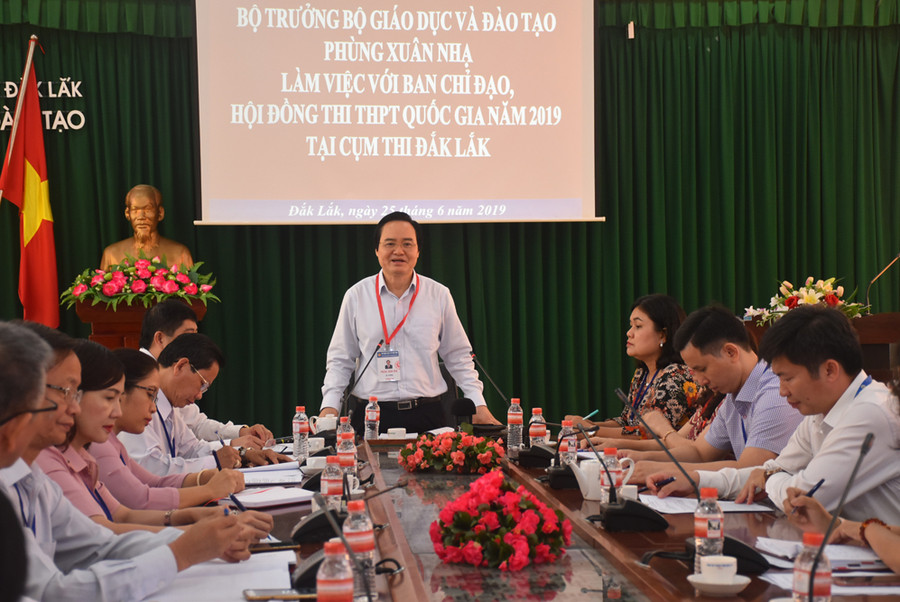 Bộ trưởng Phùng Xuân Nhạ phát biểu tại buổi làm việc với Ban chỉ đạo thi THPT quốc gia 2019 tỉnh Đắk Lắk Bộ trưởng Phùng Xuân Nhạ phát biểu tại buổi làm việc với Ban chỉ đạo thi THPT quốc gia 2019 tỉnh Đắk Lắk