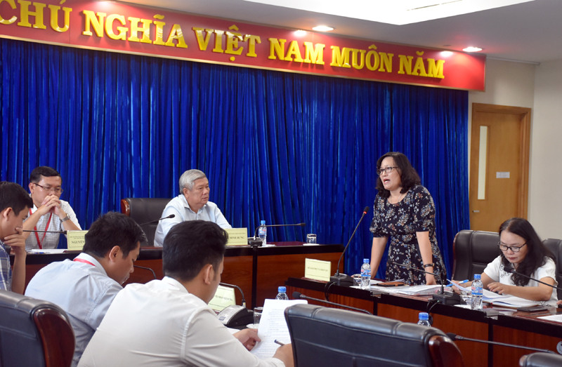 Bà Nguyễn Hồng Sáng - Giám đốc Sở GD&ĐT Bình Dương báo cáo với đoàn công tác. Bà Nguyễn Hồng Sáng - Giám đốc Sở GD&ĐT Bình Dương báo cáo với đoàn công tác.