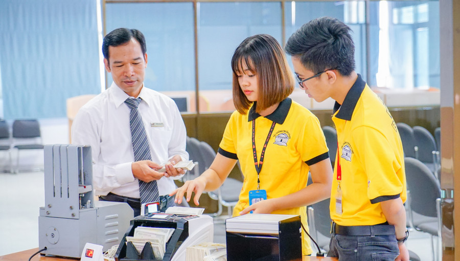 Một tiết học thực hành tại trường ĐH Tôn Đức Thắng Một tiết học thực hành tại trường ĐH Tôn Đức Thắng
