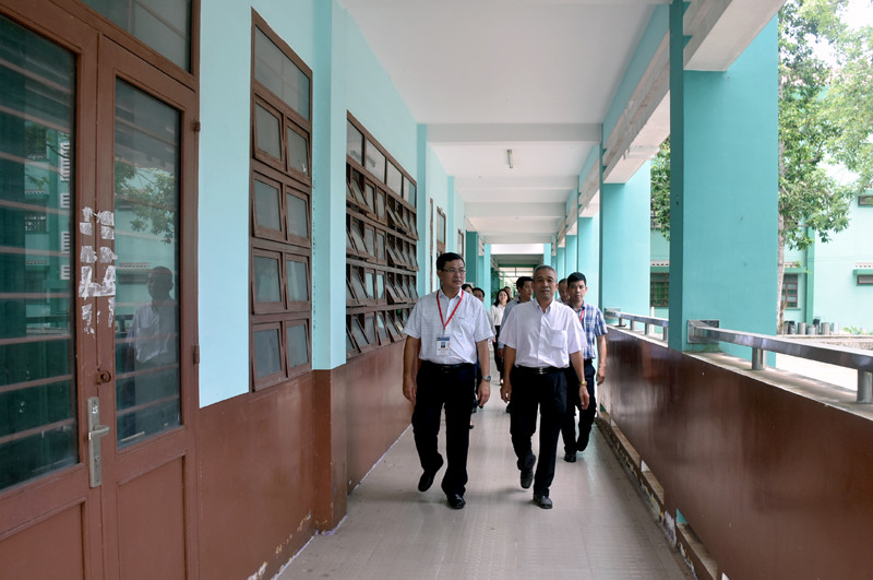 Thứ trưởng Nguyễn Văn Phúc cùng đoàn công tác kiểm tra công tác chuẩn bị thi tại Trường THPT Phước Vĩnh, huyện Phú Giáo, Bình Dương. Thứ trưởng Nguyễn Văn Phúc cùng đoàn công tác kiểm tra công tác chuẩn bị thi tại Trường THPT Phước Vĩnh, huyện Phú Giáo, Bình Dương.