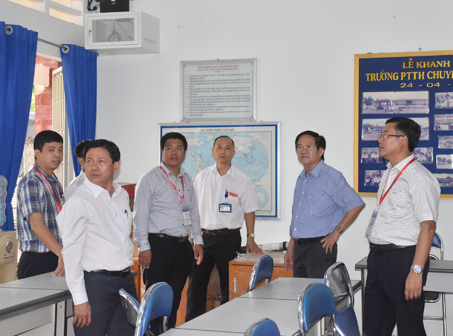 Đoàn công tác kiểm tra công tác chuẩn bị thi tại Trường THPT chuyên Hùng Vương, TP Thủ Dầu Một, Bình Dương. Đoàn công tác kiểm tra công tác chuẩn bị thi tại Trường THPT chuyên Hùng Vương, TP Thủ Dầu Một, Bình Dương.