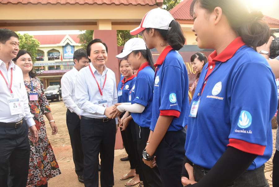 Bộ trưởng thăm hỏi, động viên sinh viên tình nguyện