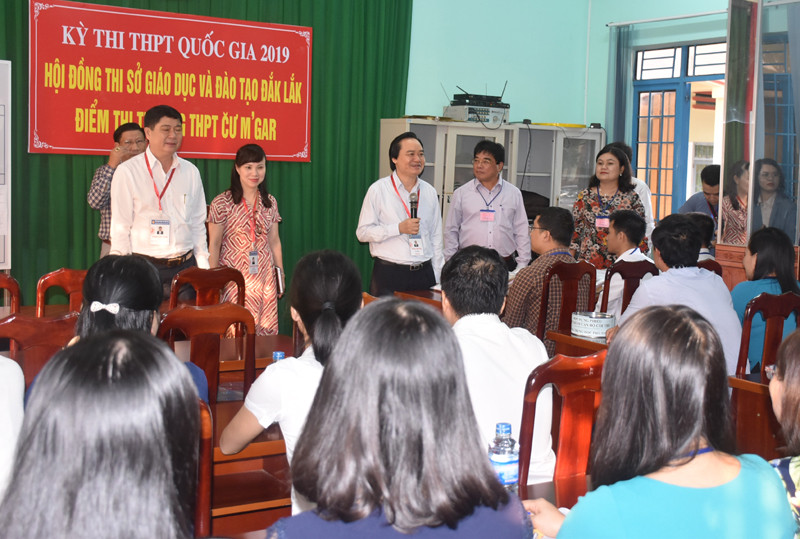 Bộ trưởng Phùng Xuân Nhạ động viên cán bộ làm nhiệm vụ thi