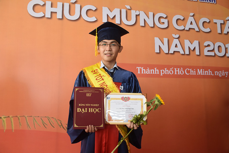 Niềm vui của Bùi Đức Thiên Ngọc Sơn trong ngày lễ tốt nghiệp 16/6/2019 Niềm vui của Bùi Đức Thiên Ngọc Sơn trong ngày lễ tốt nghiệp 16/6/2019