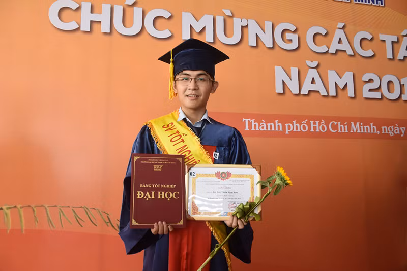 Niềm vui của Bùi Đức Thiên Ngọc Sơn trong ngày lễ tốt nghiệp 16/6/2019