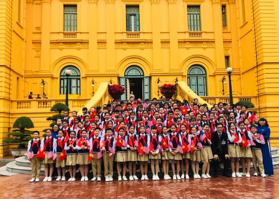 Cô trò Trường THCS Nguyễn Du chụp ảnh lưu niệm Cô trò Trường THCS Nguyễn Du chụp ảnh lưu niệm