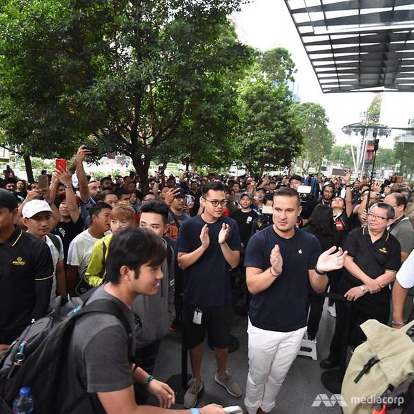 Người Việt đầu tiên sở hữu iPhone mới ở Singapore - Ảnh 5. Người Việt đầu tiên sở hữu iPhone mới ở Singapore - Ảnh 5.