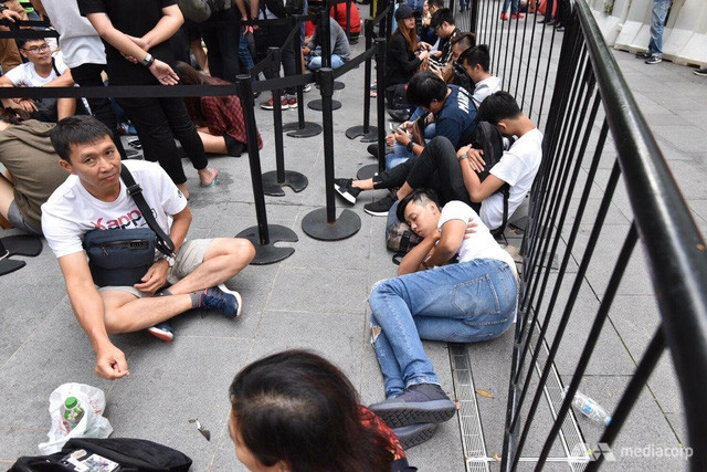 Người Việt đầu tiên sở hữu iPhone mới ở Singapore - Ảnh 1. Người Việt đầu tiên sở hữu iPhone mới ở Singapore - Ảnh 1.