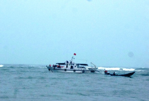 Lực lượng chức năng đang nỗ lực để cứu hộ tàu cá bị nạn