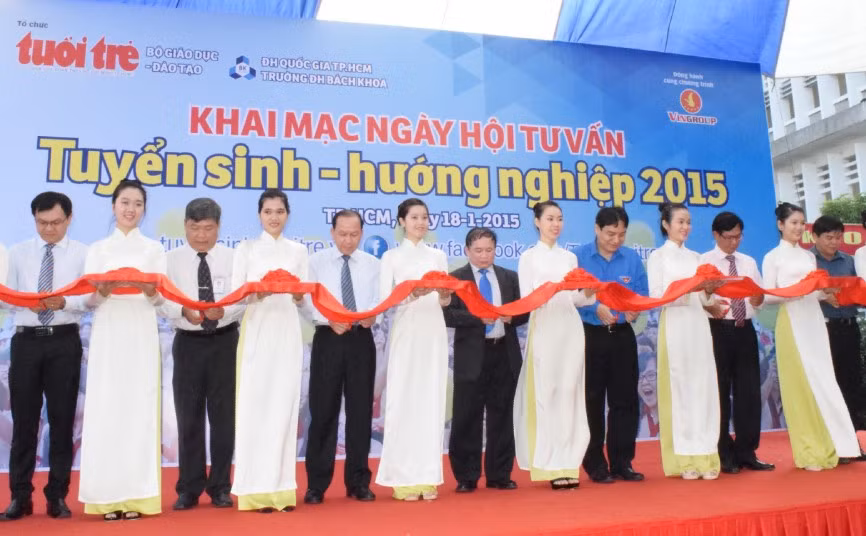 Thứ trưởng Bùi Văn Ga (thứ 4 tứ trái sang) cùng các đại biểu cắt băng khai mạc ngày hội