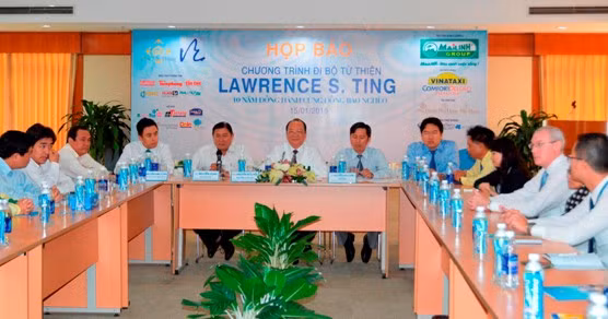 Ban tổ chức giới thiệu chương trình đi bộ từ thiện