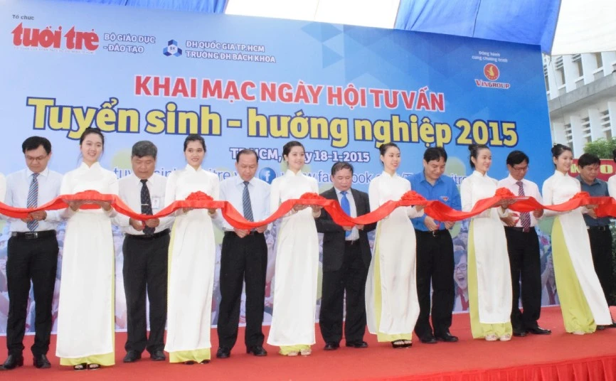 Thứ trưởng Bùi Văn Ga (thứ 4 tứ trái sang) cùng các đại biểu cắt băng khai mạc ngày hội