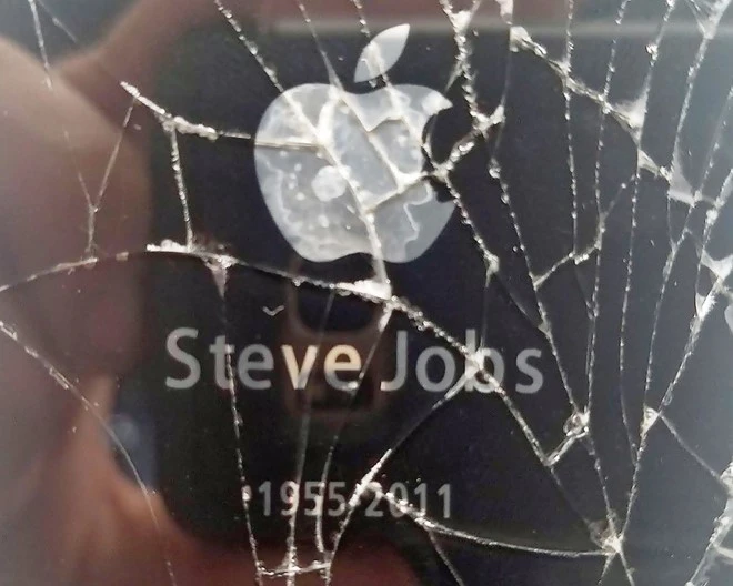 Dòng chữ cùng logo với khuôn mặt Steve Jobs. 