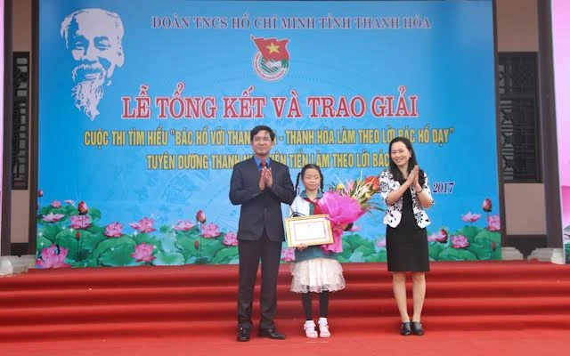 Trao thưởng cho cá nhân đạt giải. 