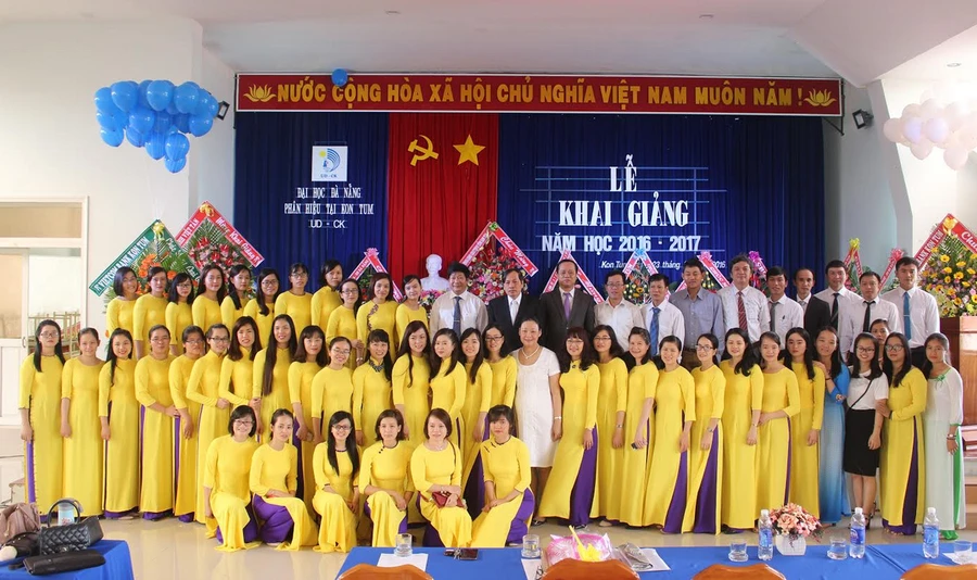 Tập thể cán bộ, giáo viên Phân hiệu ĐH Đà Nẵng tại Kon Tum trong lễ khai giảng năm học 2016 - 2017