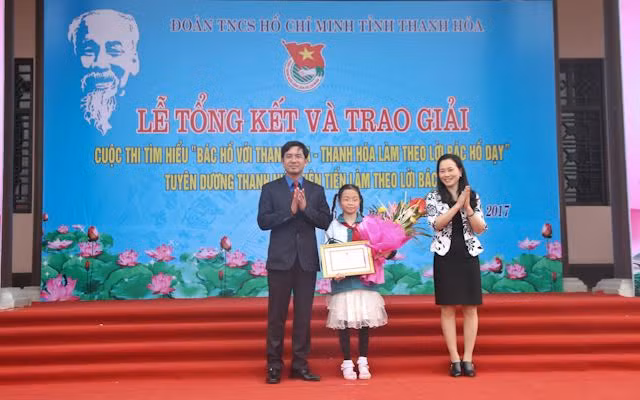 Trao thưởng cho cá nhân đạt giải. 