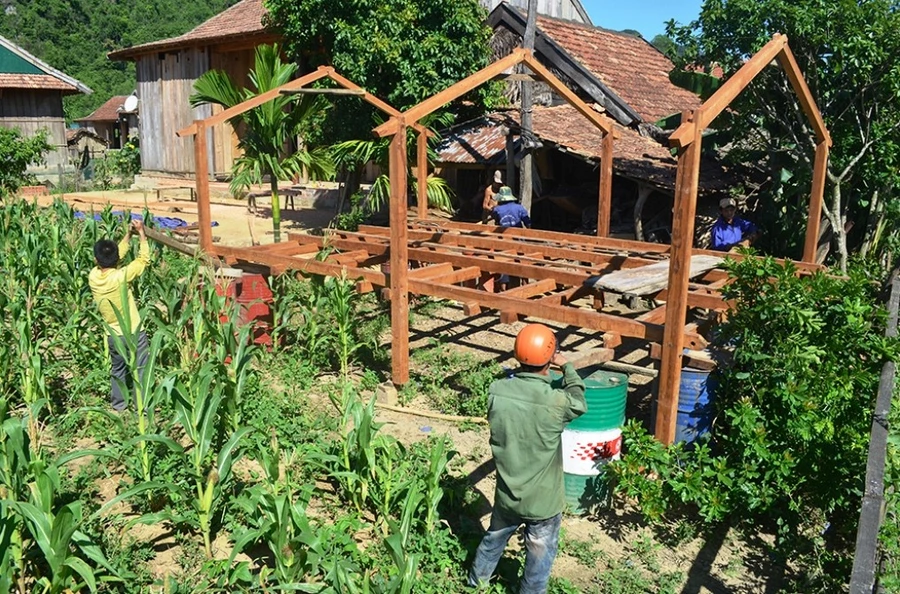 Khung nhà được người dân Tân Hóa làm chắc chắn để họ có thể yên tâm sinh sống trên mặt nước bạc mùa mưa lũ