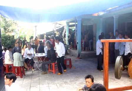 Gia đình và chính quyền địa phương tổ chức lo hậu sự cho 3 mẹ con cô giáo Diệu.