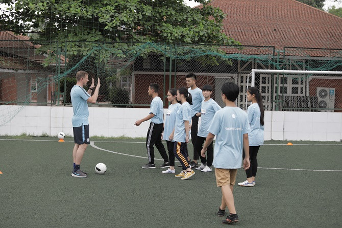 Huấn luyện viên của Manchester City – ông Sean Dwyer chỉ ra các tình huống thông qua bóng đá nên rất dễ hiểu và gần gũi, giúp các em rèn luyện kỹ năng làm việc nhóm, tinh thần đồng đội và hiểu được một nhà lãnh đạo giỏi cần những tố chất gì.