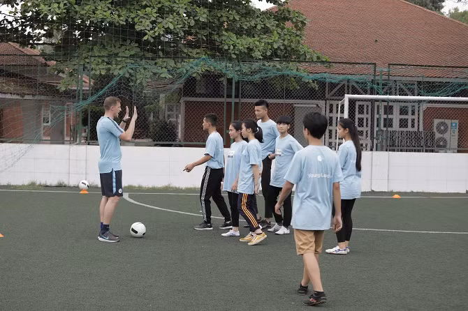 Huấn luyện viên của Manchester City – ông Sean Dwyer chỉ ra các tình huống thông qua bóng đá nên rất dễ hiểu và gần gũi, giúp các em rèn luyện kỹ năng làm việc nhóm, tinh thần đồng đội và hiểu được một nhà lãnh đạo giỏi cần những tố chất gì.